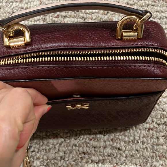 MICHAEL KORS
Mott Mini Color-Block Pebbled Leather Crossbody 32T8GF5C0T - Picture 9 of 14